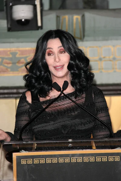 Cher op cher van hand en voetafdruk ceremonie, grauman's chinese theater, hollywood, ca. 11-18-10 — Stockfoto