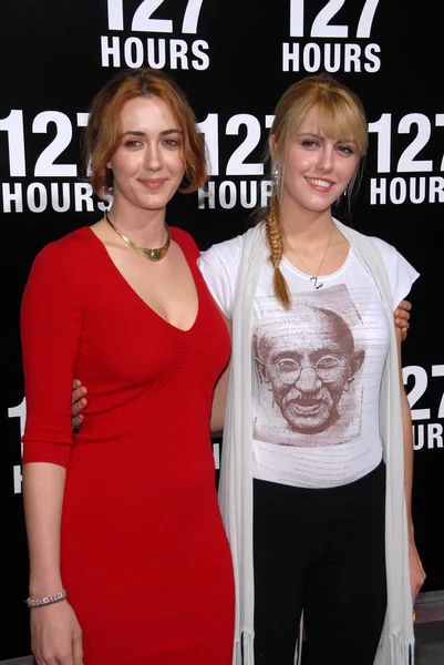 Madeline zima, yvonne zima bei der "127 hours" los angeles premiere, samuel goldwyn theater, beverly hills, ca. 11.3.10 — Stockfoto