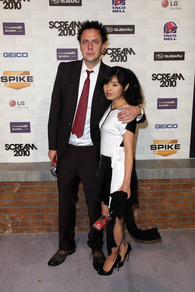 James Gunn och Mia Matsumiya på Spike TV: s "Scream 2010," grekiska Theater, Los Angeles, ca. 10-16-10 — Stockfoto