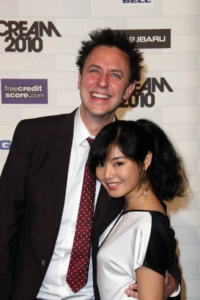詹姆斯·冈恩和米娅·松宫在斯派克电视的"尖叫2010"，希腊剧院，洛杉矶，卡10-16-10 — 图库照片