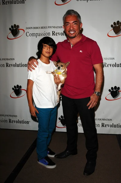 Cesar Millan, hijo Calvin en una conferencia de prensa para JDHF Animal Advocacy, Four Seasons Hotel, Beverly Hills, CA. 09-23-10 —  Fotos de Stock