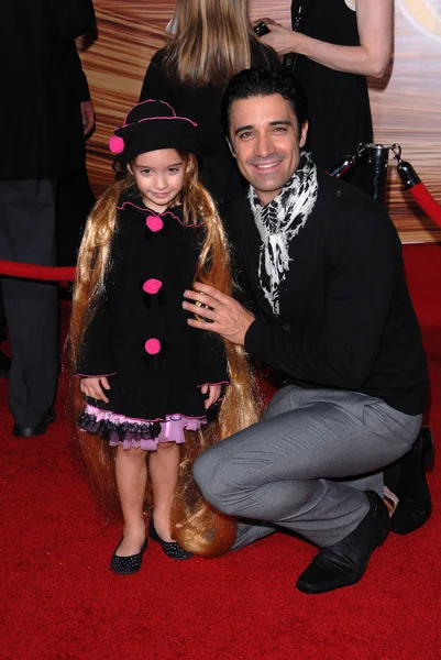 Gilles Marini y su hija en el estreno mundial "Enredado", Teatro El Capitán, Hollywood, CA. 11-14-10 — Foto de Stock