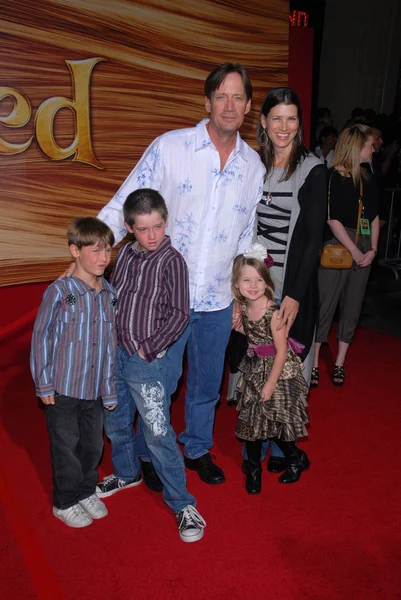 Kevin Sorbo y su familia en el Tangled World Premiere, El Capitan Theatre, Hollywood, CA. 11-14-10 — Foto de Stock
