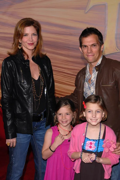 Melinda McGraw and family at the "Tangled" World Premiere, El Capitan Theatre, Hollywood, CA. 11-14-10 — Stock Photo, Image