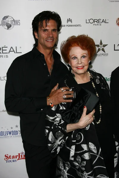 Lorenzo Lamas and Arlene Dah at thr Hollywood Walk of Fame's 50th Birthday Bash, Kodak Theater Grand Ballroom, Hollywood, CA. 11-03-10 — 图库照片