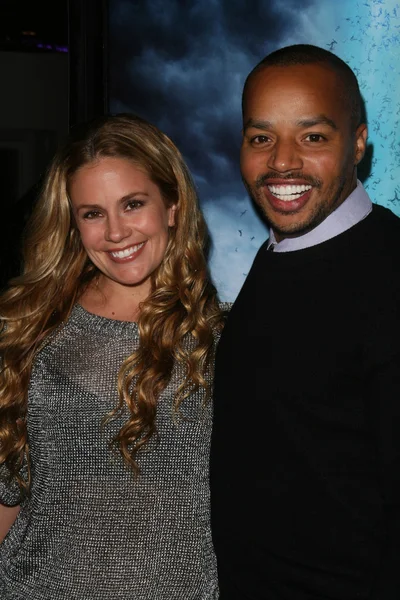 CaCee Cobb and Donald Faison at the "Skyline" Los Angeles Premiere, Regal Cinemas, Los Angeles, CA. 11-09-10 — Stock Photo, Image