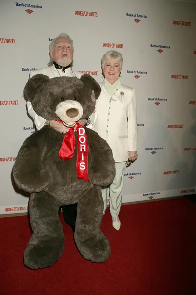 Marty Ingalls and Shirly Jones at the Inner-City Arts' 2010 Imagine Gala, Beverly Hilton Hotel, Beverly Hills, CA. 11-04-10 — Stock Photo, Image