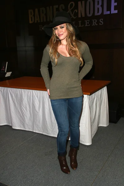 Hilary Duff bei einem Auftritt im Geschäft, um Exemplare ihres Romans "Elixier" zu signieren, barnes & noble, los angeles, ca. 19.10.10 — Stockfoto