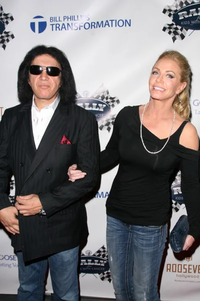 Gene Simmons a Shannon Tweedová na rally pro děti s rakovinou "pohár vítězů" slavnostní večeře, Kodak Theatre, Hollywood, CA. 10-23-10 — Stock fotografie