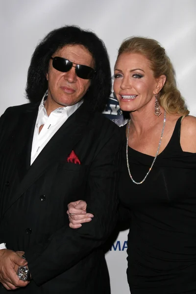 Gene Simmons and Shannon Tweed at the Rally For Kids With Cancer "The Winner's Circle" Gala Dinner, Kodak Theatre, Hollywood, CA. 10-23-10 — Stock Photo, Image