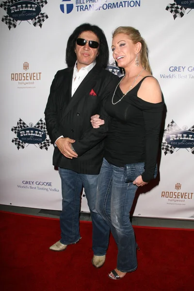Gene Simmons e Shannon Tweed al Rally For Kids With Cancer "The Winner's Circle" Gala Dinner, Kodak Theatre, Hollywood, CA. 10-23-10 — Foto Stock
