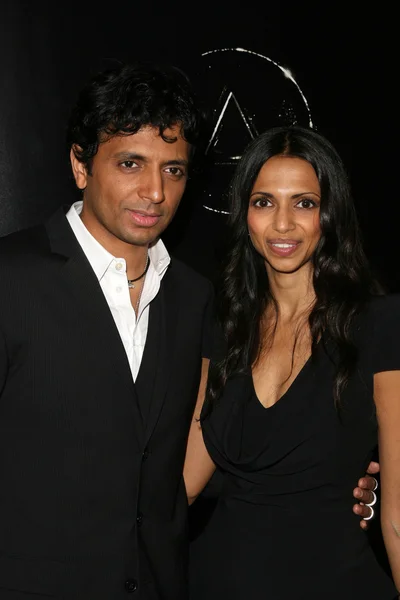 M. Night Shyamalan and wife at the World Premiere of "Devil," The London, West Hollywood, CA. 09-15-10 — Stock Photo, Image