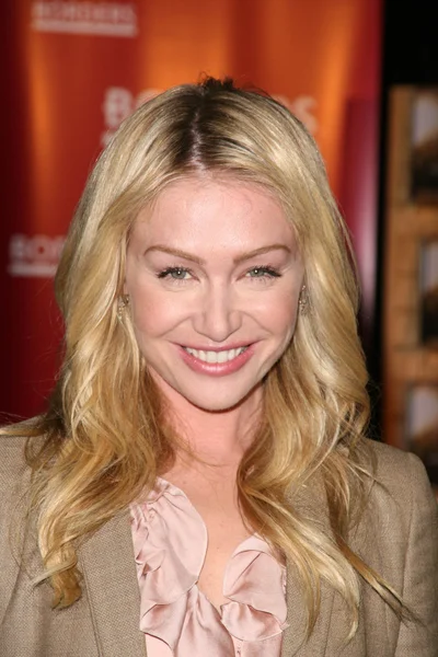 Portia de rossi bij een in-store te ondertekenen van haar nieuwe boek "ondraaglijke lichtheid," grenzen, westwood, ca. 11-10-10 — Stockfoto