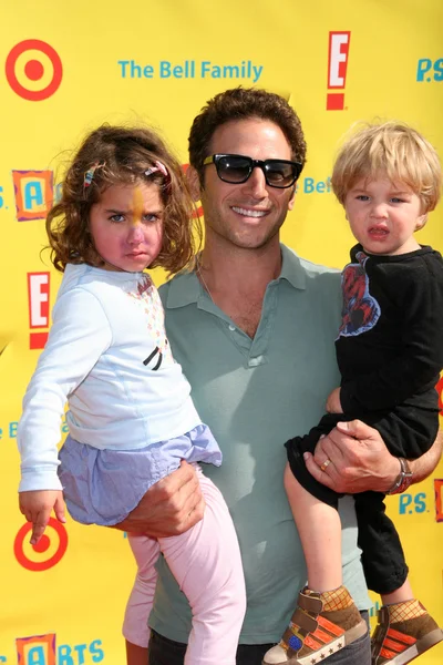 Mark Feuerstein at the P.S. Arts Express Yourself 2010, Barker Hanger, Santa Monica, CA. 11-07-10 — Stockfoto