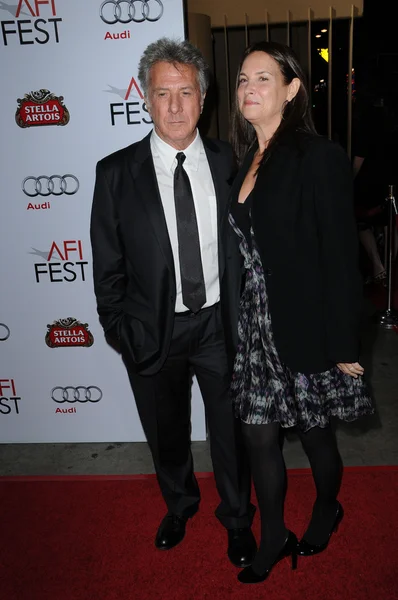 Dustin Hoffman, en vrouw Lisa op de "Barney's version" middelpunt Gala screening AFI Fest 2010, Egyptisch theater, Hollywood, ca. 11-06-10 — Stockfoto