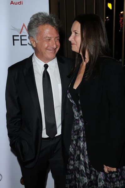 Dustin Hoffman, i żona Lisa w "Barney's Version" Centerpiece Gala przesiewowych AFI Fest 2010, Teatr egipski, Hollywood, CA. 11-06-10 — Zdjęcie stockowe