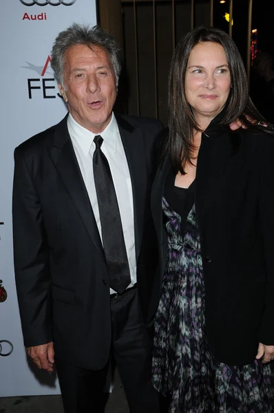 Dustin Hoffman, i żona Lisa w "Barney's Version" Centerpiece Gala przesiewowych AFI Fest 2010, Teatr egipski, Hollywood, CA. 11-06-10 — Zdjęcie stockowe