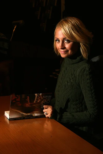 Nicole Richie at an in-store appearance for her new book "Priceless," Barnes & Noble, Los Angeles, CA. 10-06-10 — Stock Photo, Image