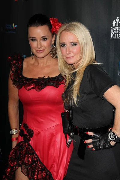 Kyle Richards, Kim Richards al secondo evento annuale di beneficenza di Halloween della sCare Foundation, Conga Room, Los Angeles, CA 10-28-12 — Foto Stock