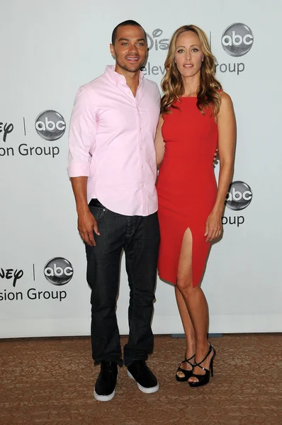 Jessie Williams and Kim Raver at the Disney ABC Television Group Summer 2010 Press Tour, Beverly Hilton Hotel, Beverly Hills, CA. 08-01-10 — Stock Photo, Image
