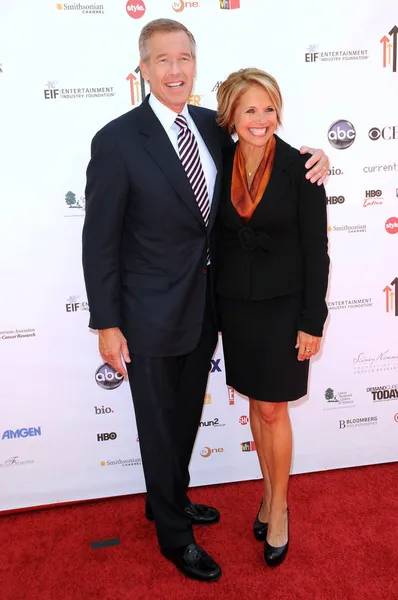 Brian williams en katie couric in de 2010 opstaan om kanker, sony studio's, culver city, ca. 09-10-10 — Stockfoto