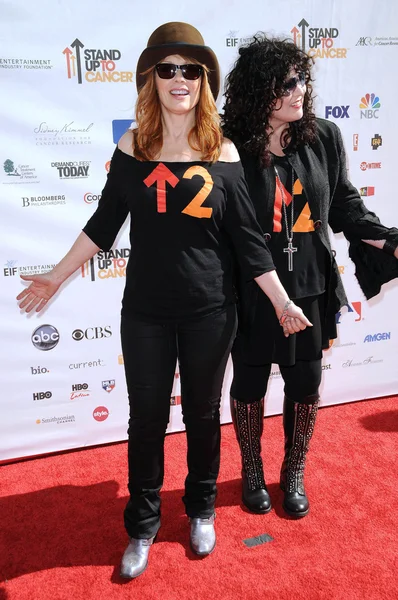 Nancy Wilson y Ann Wilson en el 2010 Stand Up To Cancer, Sony Studios, Culver City, CA. 09-10-10 —  Fotos de Stock