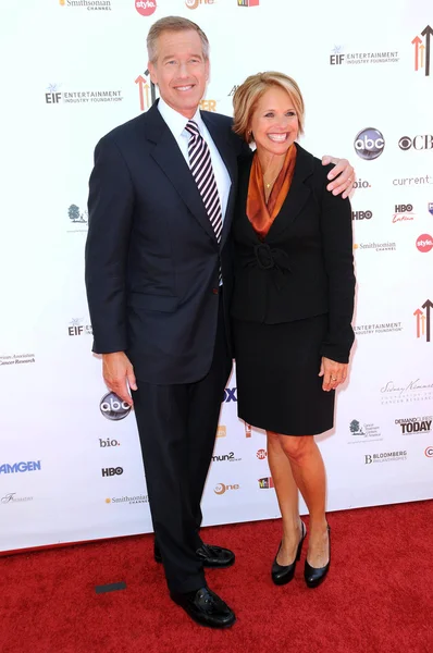 Brian williams a katie couric na 2010 postavit na rakovinu, sony studios, culver city, ca. 09-10-10 — Stock fotografie