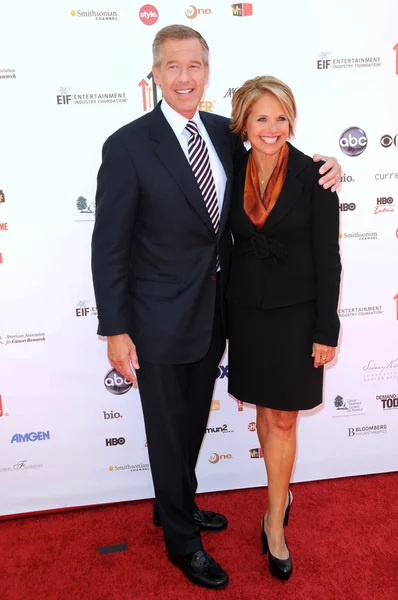 Brian williams en katie couric in de 2010 opstaan om kanker, sony studio's, culver city, ca. 09-10-10 — Stockfoto