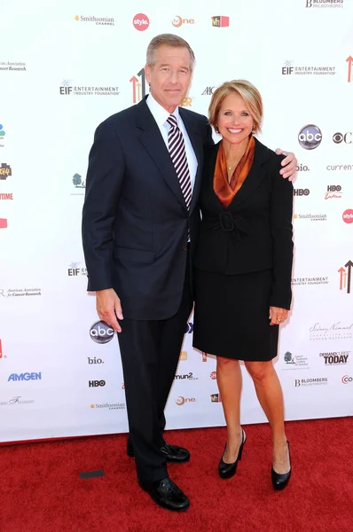 Brian Williams e Katie Couric al 2010 Stand Up To Cancer, Sony Studios, Culver City, CA. 09-10-10 — Foto Stock