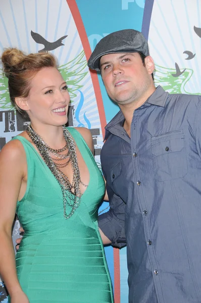 Hilary Duff and Mike Comrie at the 2010 Teen Choice Awards - Press Room, Gibson Amphitheater, Universal City, CA. 08-08-10 — Stock Photo, Image