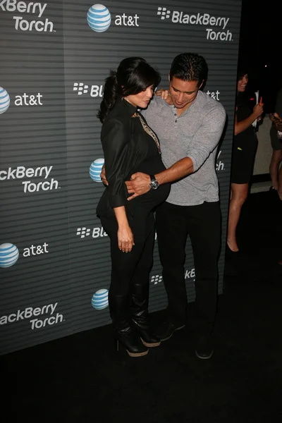 Courtney Mazza en Mario Lopez op de BlackBerry "Torch" lancering partij, prive-locatie, Los Angeles, ca. 08-11-10 — Stockfoto