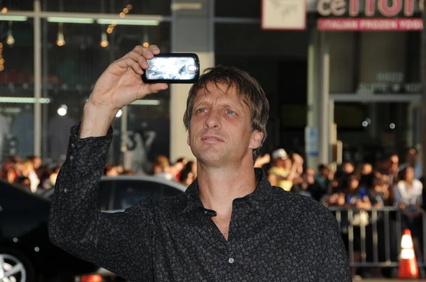 Tony Hawk en el "Splice" Los Angeles Premiere, Chinese Theatre, Hollywood, CA. 06-02-10 — Foto de Stock