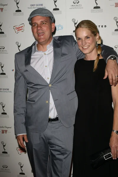 Mike O'Malley and his wife Lisa at the 62nd Primetime Emmy Awards Performers Nominee Reception, Spectra by Wolfgang Puck, Pacific Design Center, West Hollywood, CA. 08-27-10 — Stock Photo, Image