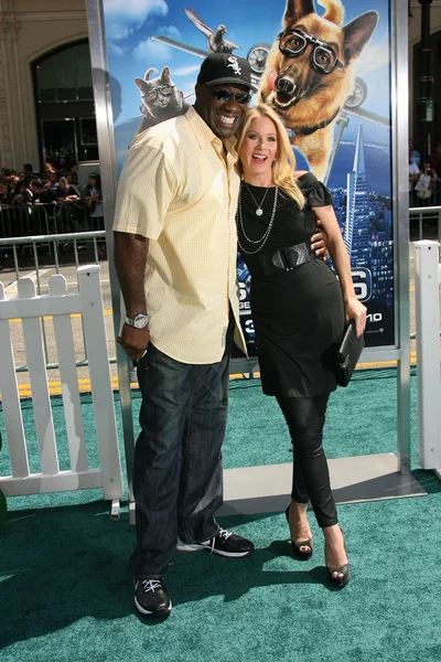 Michael Clarke Duncan y Christina Applegate en el estreno mundial de "Cats and Dogs The Revenge Of Kitty Galore", Chinese Theater, Hollywood, CA. 07-25-10 — Foto de Stock