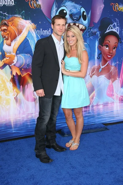 Jake Pavelka e Vienna Girardi no World Premiere of 'World Of Color', Disney 's California Adventure, Amaheim, CA. 06-10-10 — Fotografia de Stock