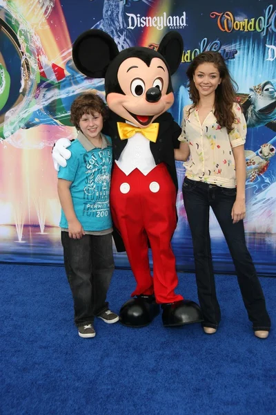 Nolan Gould and Sarah Hyland at the World Premiere of 'World Of Color,' Disney's California Adventure, Amaheim, CA. 06-10-10 — 图库照片