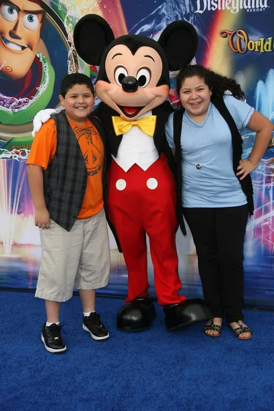 Rico Rodriguez and Raini Rodriguez — Stock Photo, Image