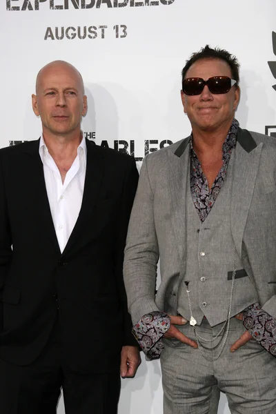 Bruce willis och mickey rourke vid "Den förbrukningsförnödenheter" film screening, kinesiska theater, hollywood, ca. 08 - 03-10 — Stockfoto