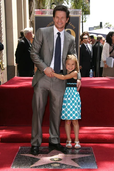 Mark Wahlberg and daughter Ella — Zdjęcie stockowe