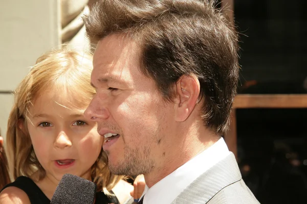 Mark Wahlberg and daughter Ella at Mark Wahlberg's Star Ceremony on the Hollywood Walk Of Fame, Hollywood, CA. 07-29-10 — 图库照片