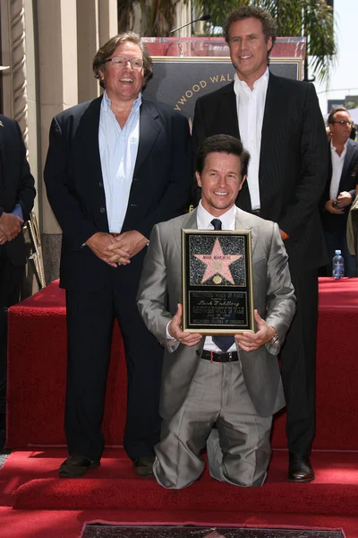 Mark Wahlberg, Will Ferrell con Lorenzo di Bonaventura en la Ceremonia de la Estrella de Mark Wahlberg en el Paseo de la Fama de Hollywood, Hollywood, CA. 07-29-10 — Foto de Stock