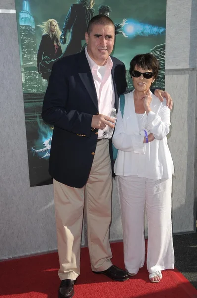 Альфред Молина и его жена на премьере фильма "Чародеи", Walt Disney Studios, Burbank, CA 07-12-10 — стоковое фото