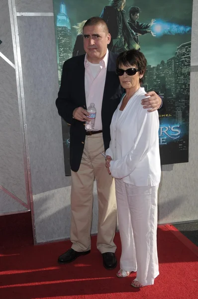 Alfred molina en vrouw op de de tovenaars leerling filmpremière, walt disney studios, burbank, ca 07-12-10 — Stockfoto