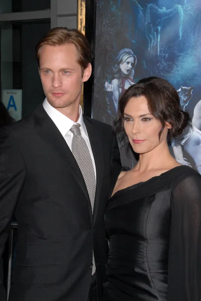 Alexander Skarsgård och michelle forbes på hbos true blood säsong 3 premiären, cinerama kupol, hollywood, ca. 06-08-10 — Stockfoto