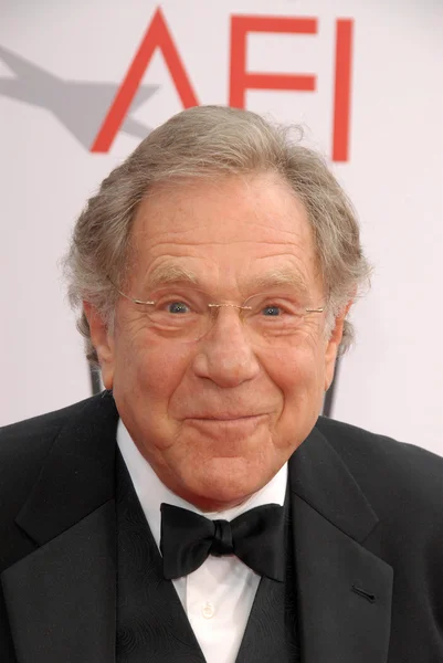 George Segal all'AFI Life Achievement Award Honoring Mike Nichols presentato da TV Land, Sony Pictures Studios, Culver City, CA. 06-10-10 — Foto Stock