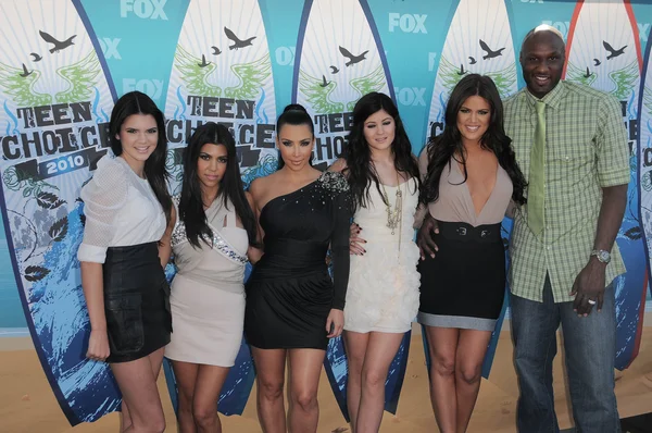 Kendall jenner, kourtney kardashian, kim kardashian, kylie jenner, khloe kardashian, lamar odom, 2010 teen choice Ödülleri - gelenler, gibson amphitheater, universal city, ca. 08-08-10 — Stok fotoğraf