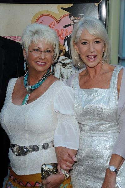 Madam Susan Austin e Helen Mirren al "Love Ranch" Los Angeles Premiere, ArcLight Cinemas, Hollywood, CA. 06-23-10 — Foto Stock