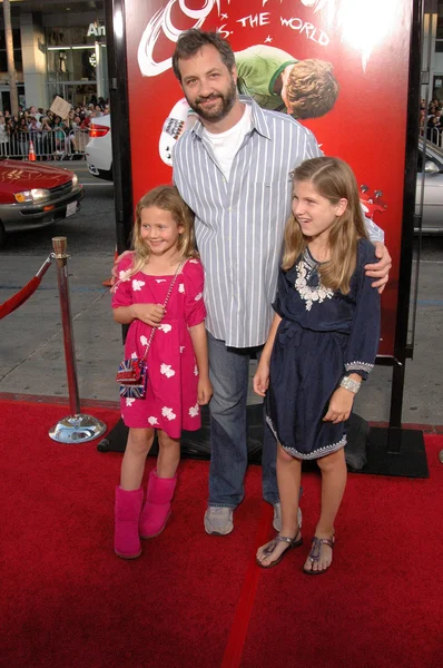 Judd Apatow met dochters in de "Scott Pilgrim vs. The World "première, Chinees theater, Hollywood, ca. 07-27-10 — Stockfoto
