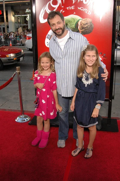 Judd Apatow com filhas no "Scott Pilgrim VS. The World "Premiere, Chinese Theater, Hollywood, CA. 07-27-10 — Fotografia de Stock