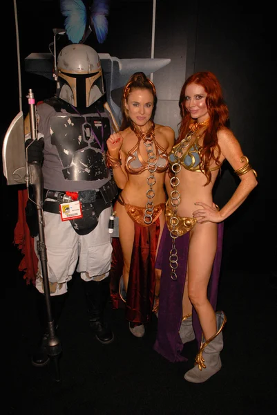 Paula Labaredas and Phoebe Price at the LeiasMetalBikini.com annual Slave Leia Group Photo at ComicCon, San Diego Convention Center, San Diego, CA. 07-23-10 — Stockfoto